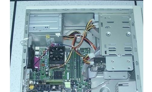 1-拆開電腦主機(jī)邊上的外殼